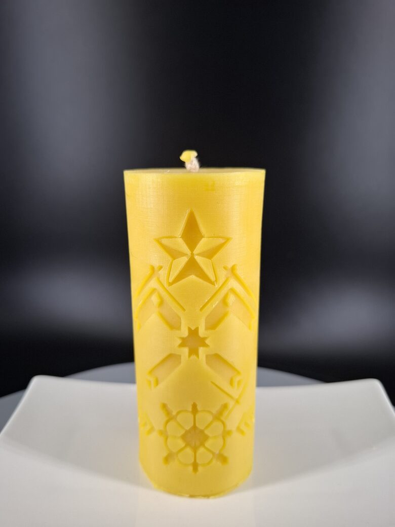 Latvijas spēka bišu vaska svece – Jumis un Saules zīme (Nr:111)