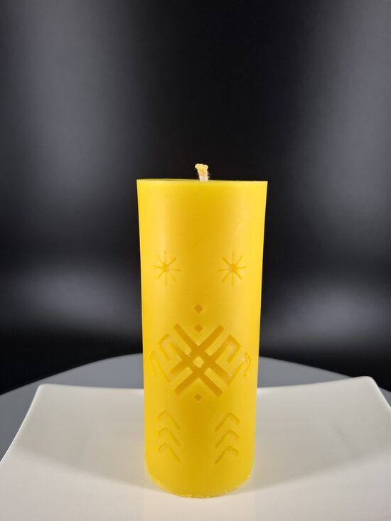 Harmonijas bišu vaska svece – Saules, Mārtiņa un Laimas zīmes  (Nr:116)