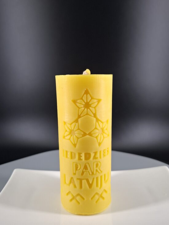 Iededzies par Latviju – bišu vaska svece ar Jumja un Triju zvaigžņu simboliem (Nr:110)
